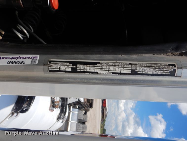 image for item GM9095 1993 Peterbilt 379  semi truck