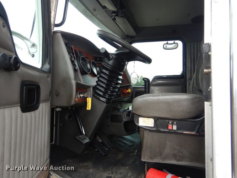 image for item GM9100 2006 Kenworth T800  semi truck