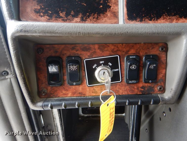 image for item GM9100 2006 Kenworth T800  semi truck