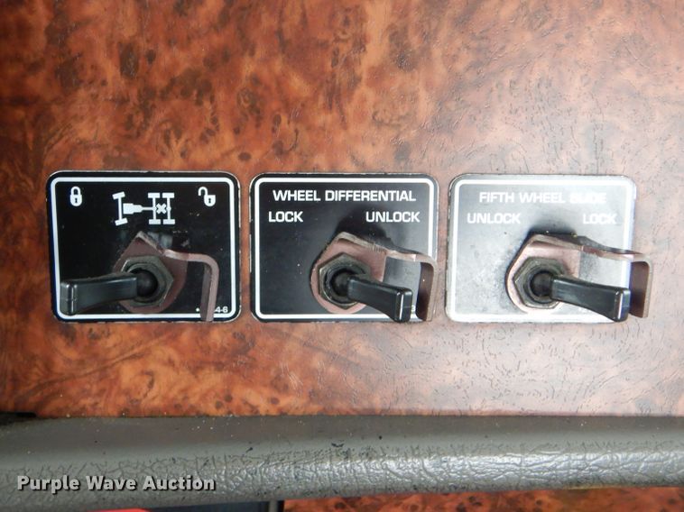 image for item GM9100 2006 Kenworth T800  semi truck