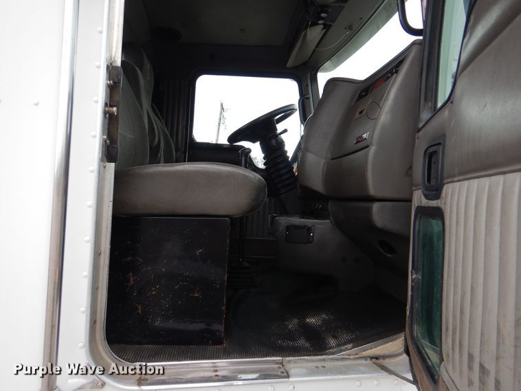 image for item GM9100 2006 Kenworth T800  semi truck