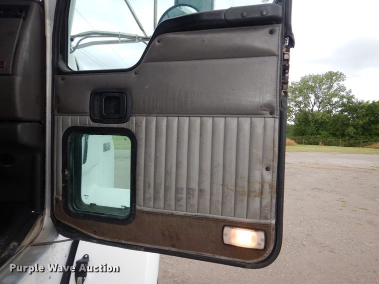 image for item GM9100 2006 Kenworth T800  semi truck