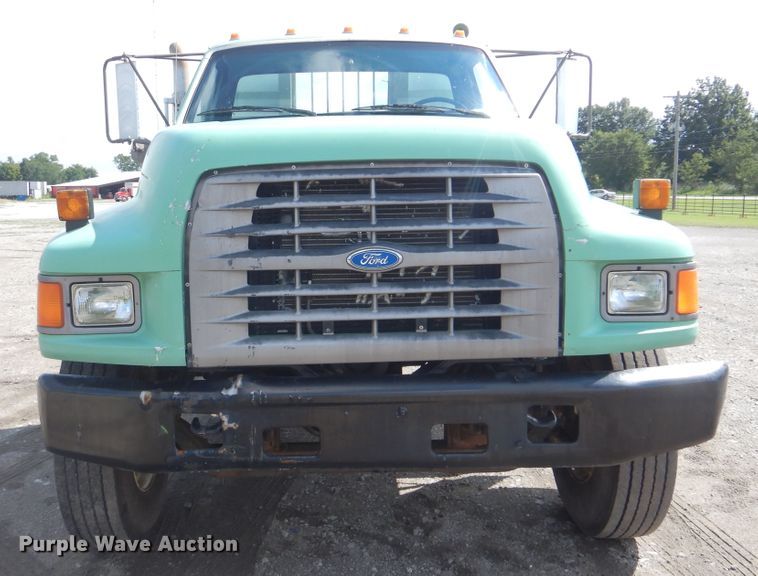 image for item GM9104 1995 Ford F800  semi truck
