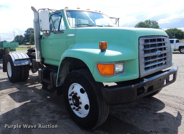 image for item GM9104 1995 Ford F800  semi truck
