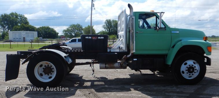 image for item GM9104 1995 Ford F800  semi truck