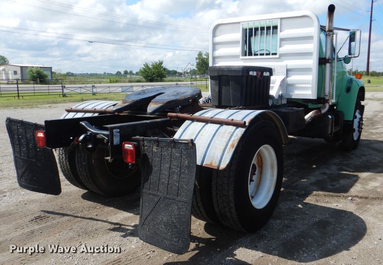 image for item GM9104 1995 Ford F800  semi truck