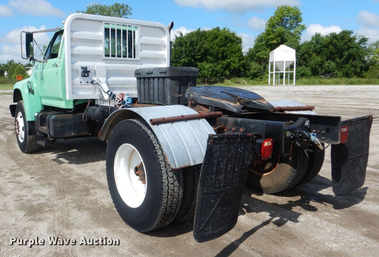 image for item GM9104 1995 Ford F800  semi truck