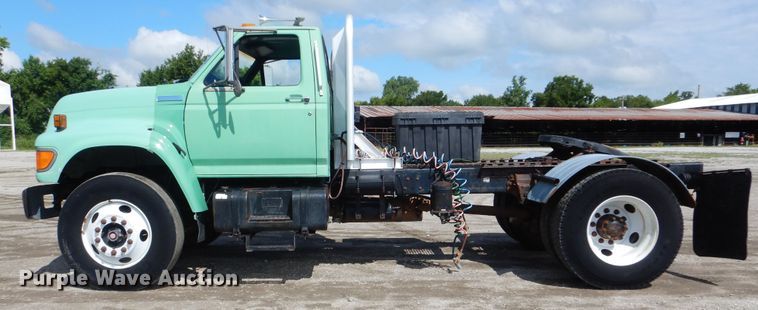 image for item GM9104 1995 Ford F800  semi truck