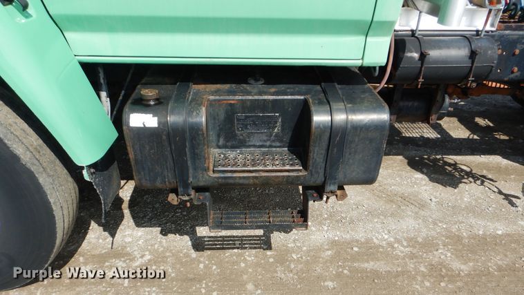 image for item GM9104 1995 Ford F800  semi truck