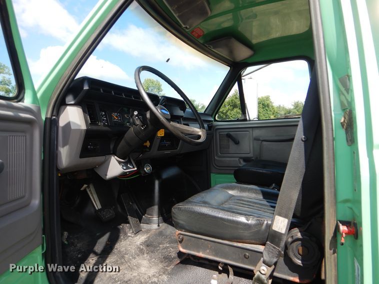 image for item GM9104 1995 Ford F800  semi truck