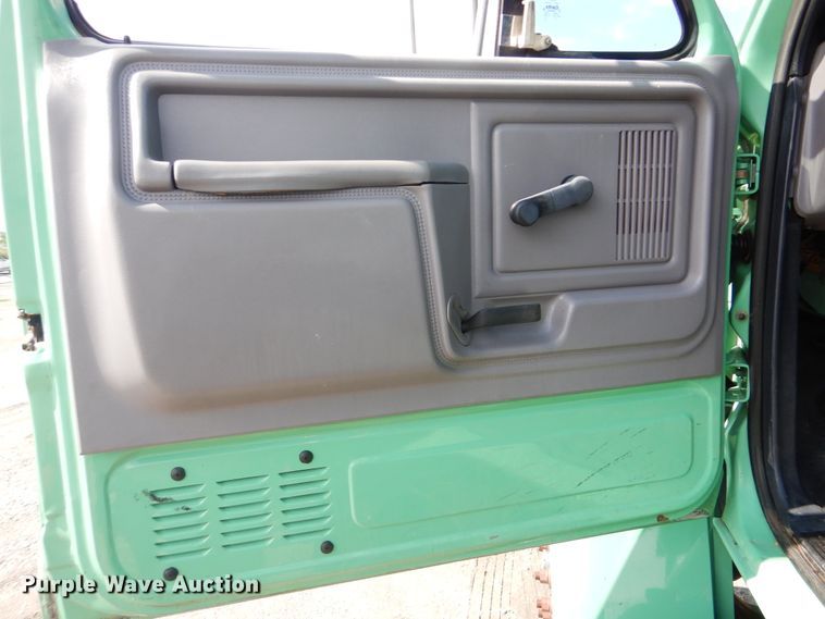 image for item GM9104 1995 Ford F800  semi truck