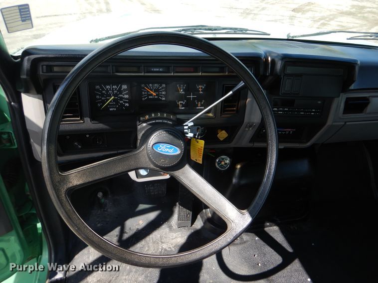 image for item GM9104 1995 Ford F800  semi truck