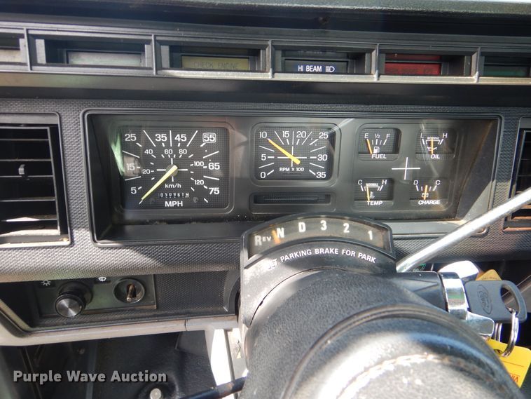 image for item GM9104 1995 Ford F800  semi truck