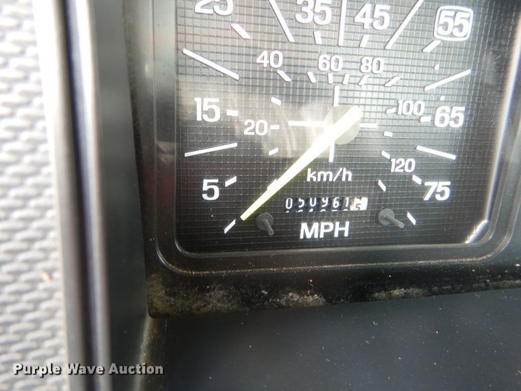 image for item GM9104 1995 Ford F800  semi truck