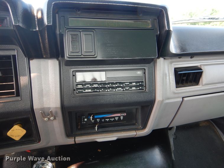 image for item GM9104 1995 Ford F800  semi truck