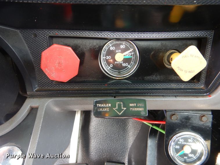 image for item GM9104 1995 Ford F800  semi truck