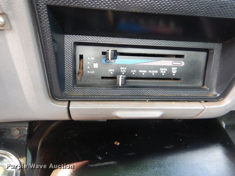 image for item GM9104 1995 Ford F800  semi truck