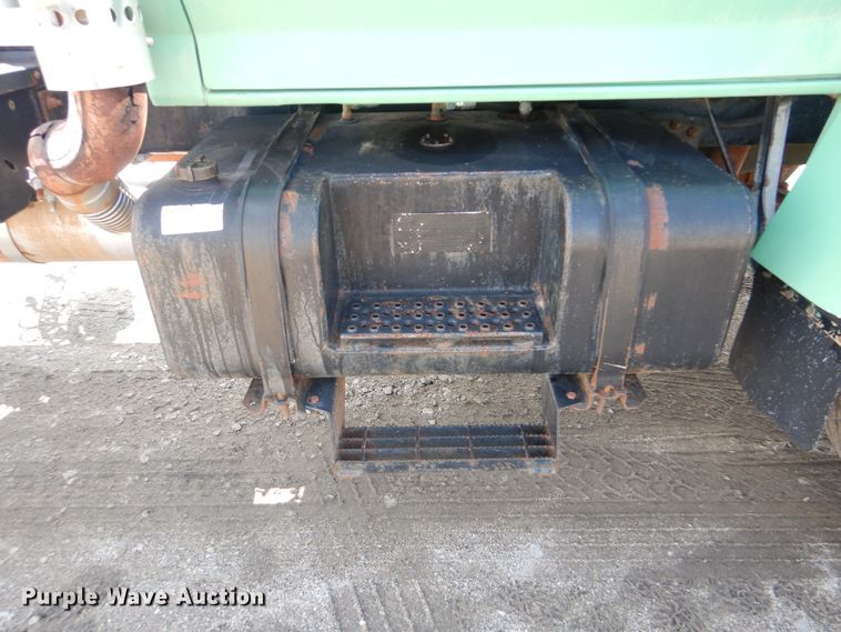 image for item GM9104 1995 Ford F800  semi truck