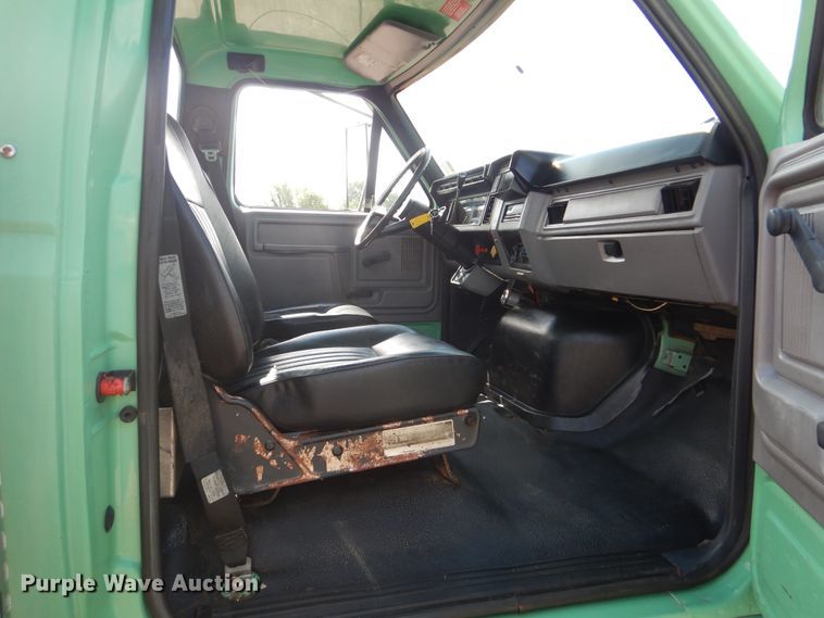 image for item GM9104 1995 Ford F800  semi truck