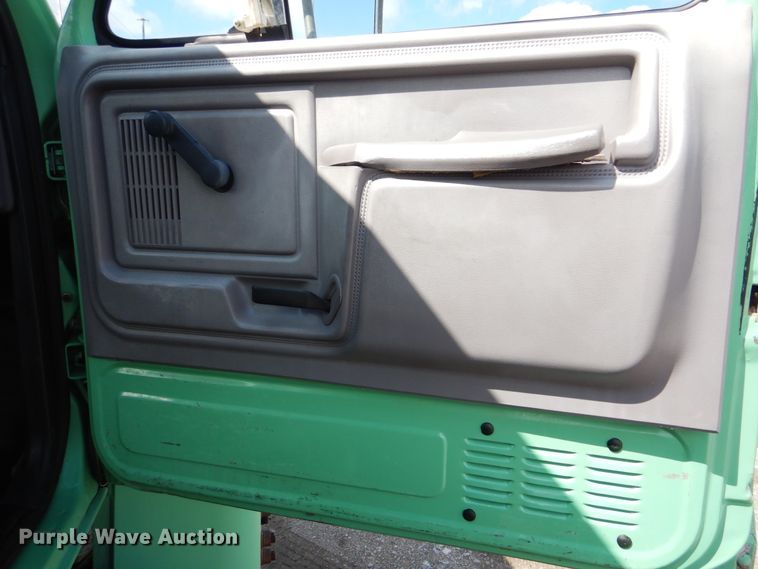 image for item GM9104 1995 Ford F800  semi truck