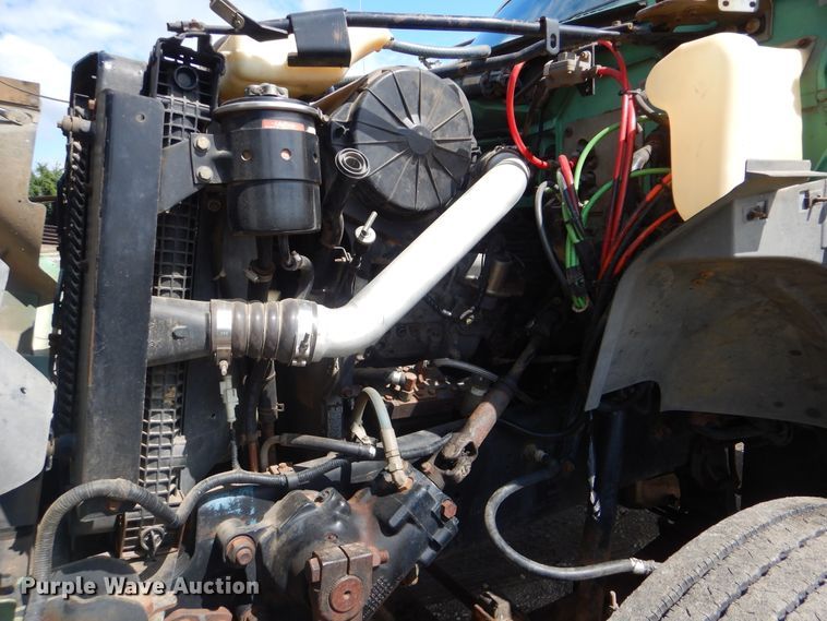 image for item GM9104 1995 Ford F800  semi truck