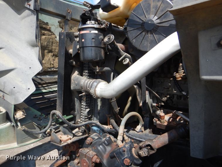 image for item GM9104 1995 Ford F800  semi truck