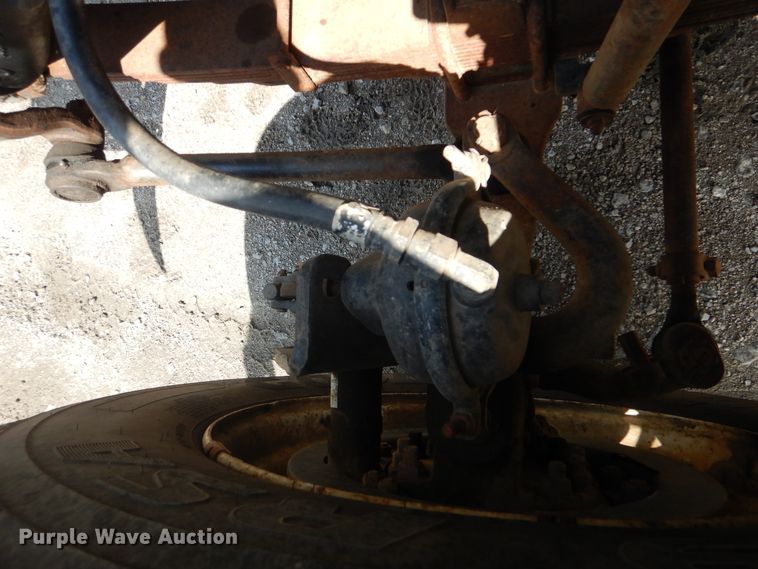 image for item GM9104 1995 Ford F800  semi truck