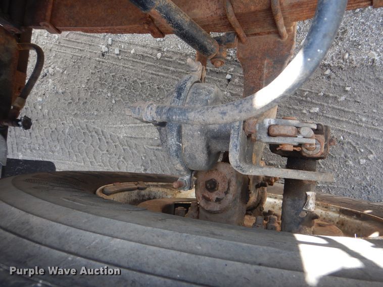 image for item GM9104 1995 Ford F800  semi truck