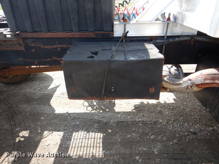 image for item GM9104 1995 Ford F800  semi truck