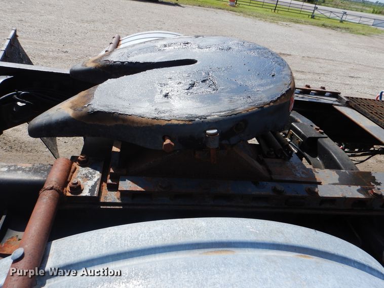 image for item GM9104 1995 Ford F800  semi truck