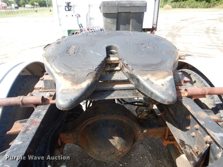 image for item GM9104 1995 Ford F800  semi truck