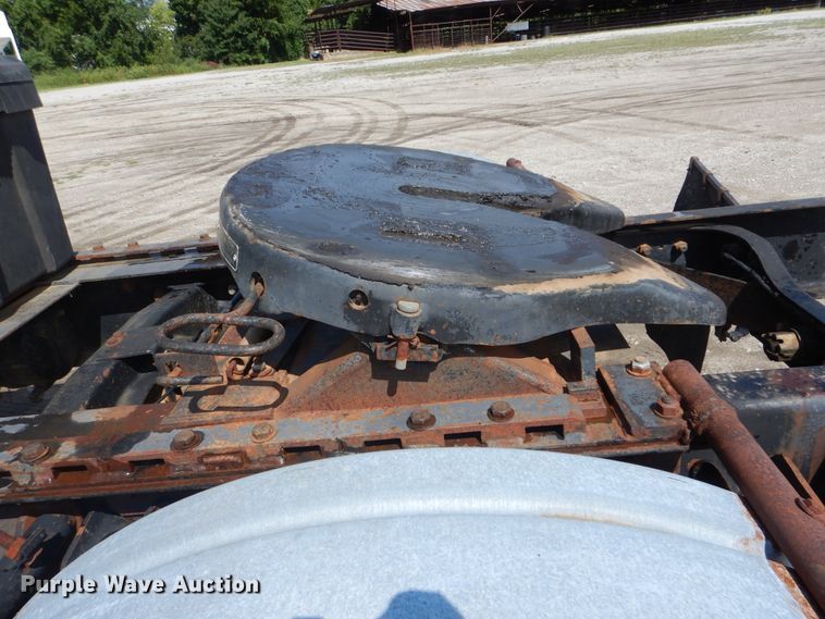 image for item GM9104 1995 Ford F800  semi truck