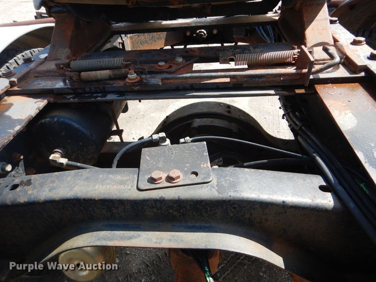 image for item GM9104 1995 Ford F800  semi truck