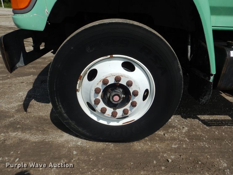 image for item GM9104 1995 Ford F800  semi truck