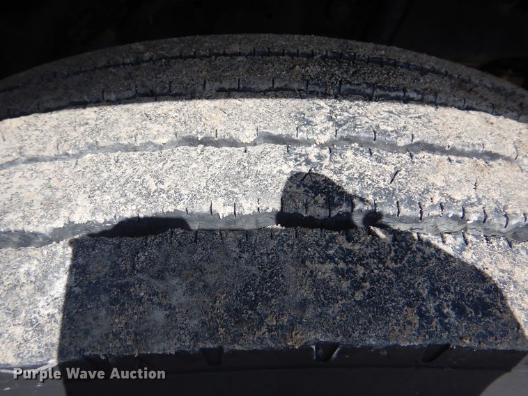 image for item GM9104 1995 Ford F800  semi truck