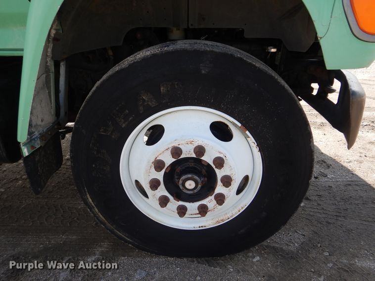 image for item GM9104 1995 Ford F800  semi truck