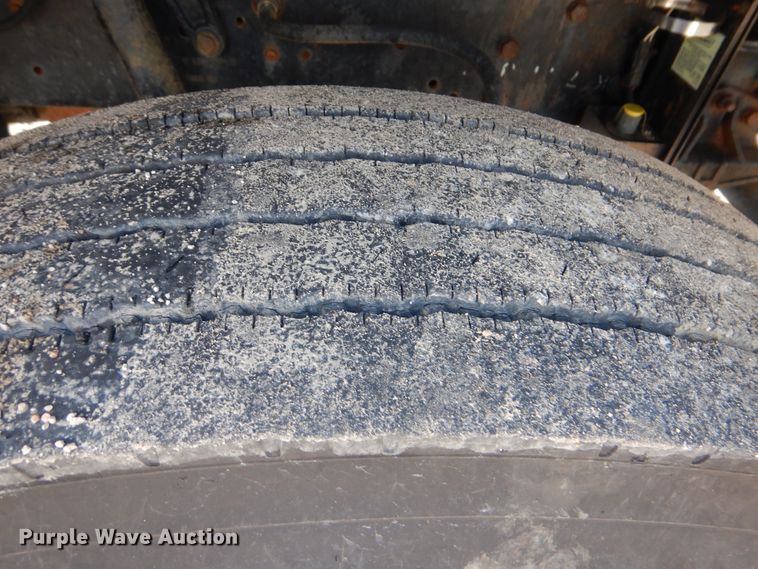 image for item GM9104 1995 Ford F800  semi truck