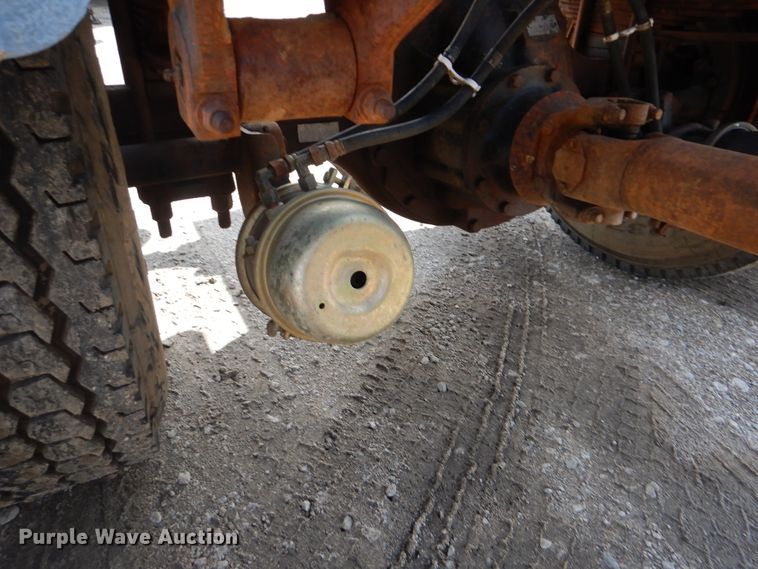 image for item GM9104 1995 Ford F800  semi truck