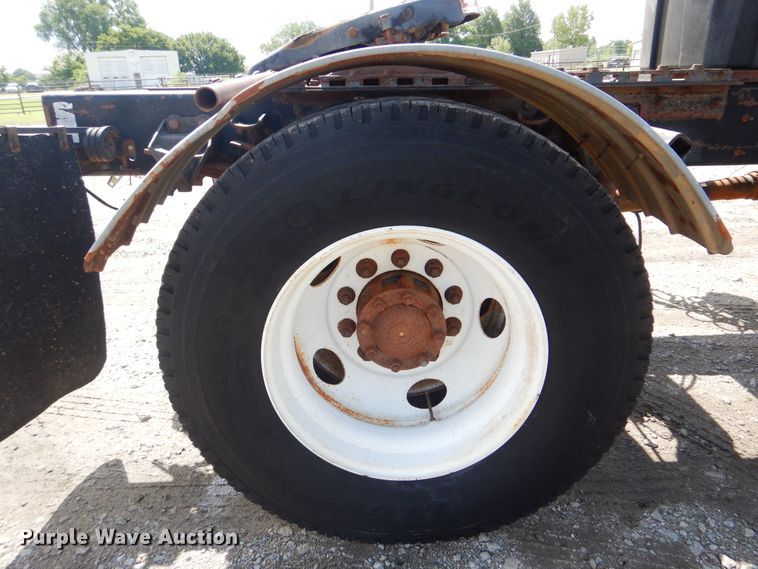 image for item GM9104 1995 Ford F800  semi truck