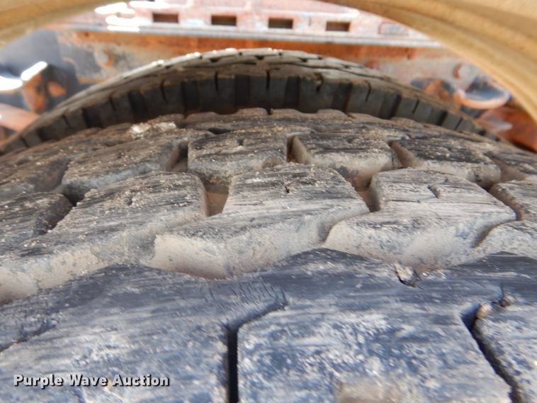 image for item GM9104 1995 Ford F800  semi truck