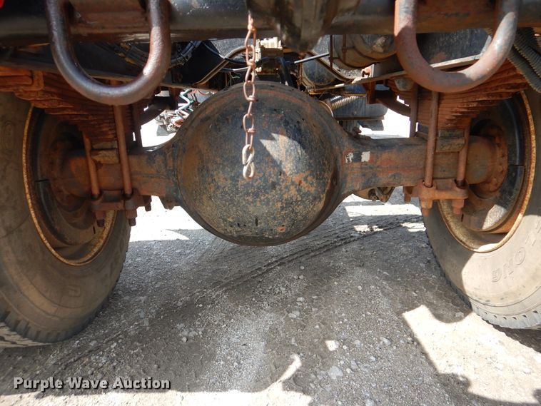 image for item GM9104 1995 Ford F800  semi truck