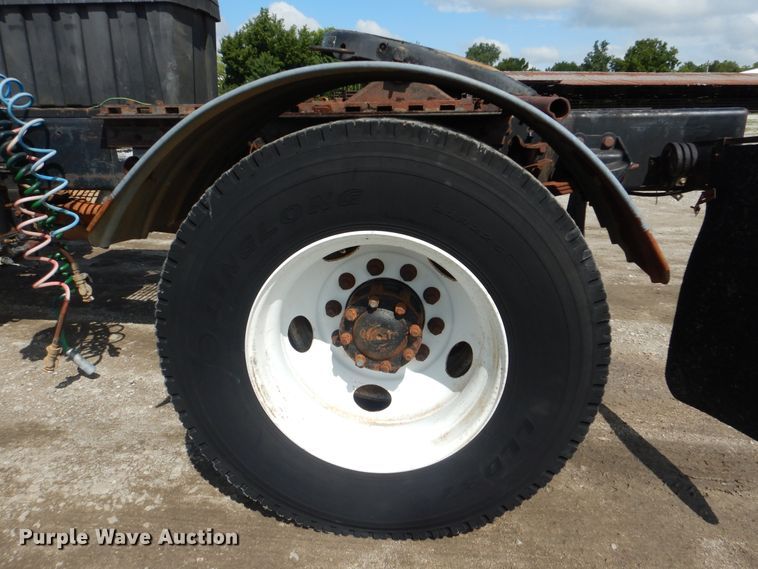 image for item GM9104 1995 Ford F800  semi truck