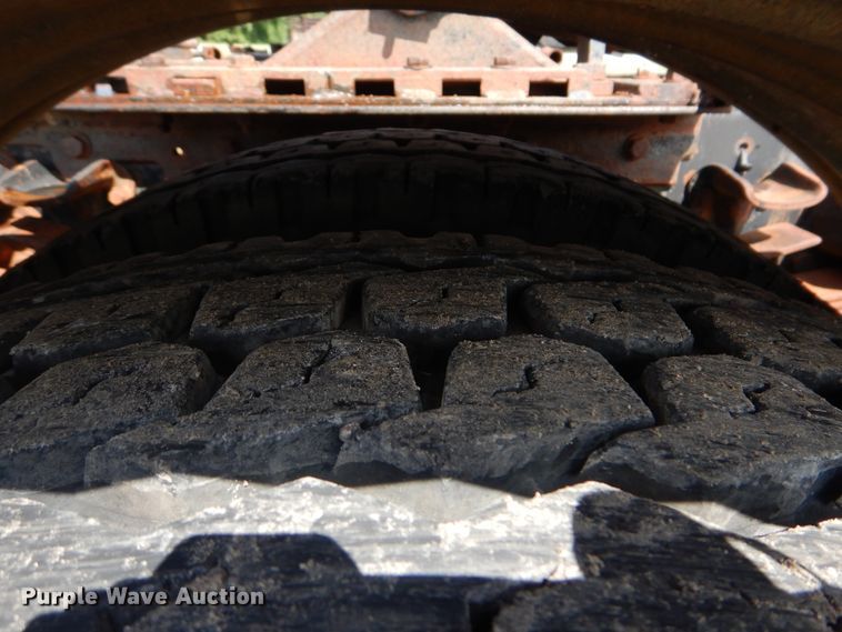 image for item GM9104 1995 Ford F800  semi truck