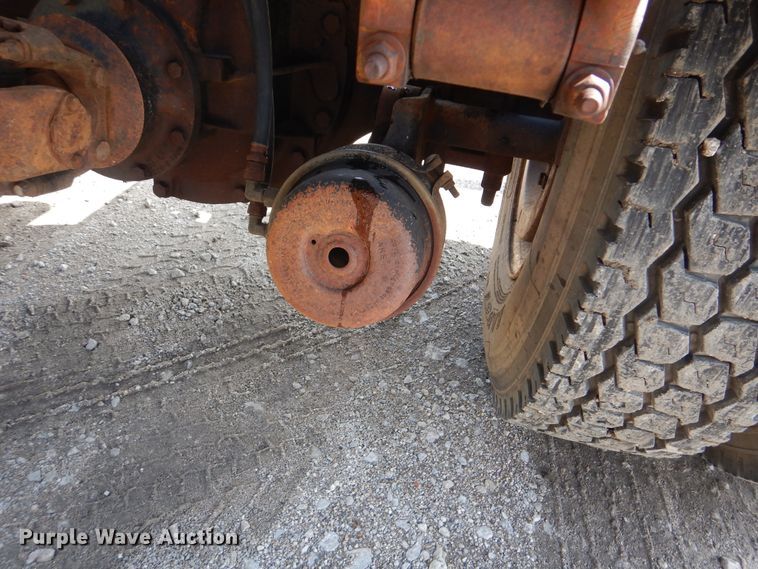 image for item GM9104 1995 Ford F800  semi truck