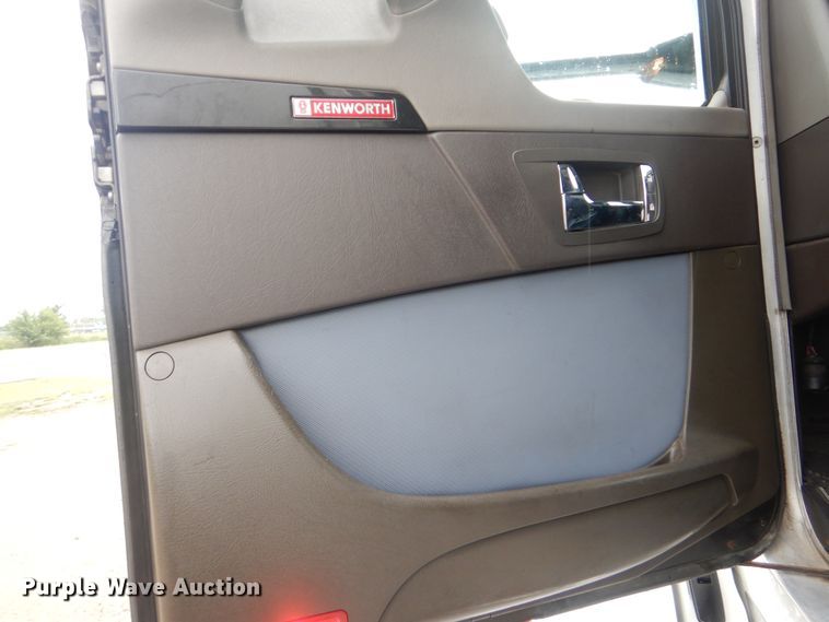 image for item GM9113 2012 Kenworth T660  semi truck