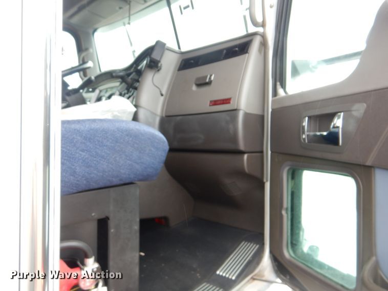 image for item GM9113 2012 Kenworth T660  semi truck