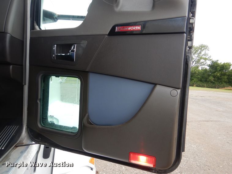 image for item GM9113 2012 Kenworth T660  semi truck