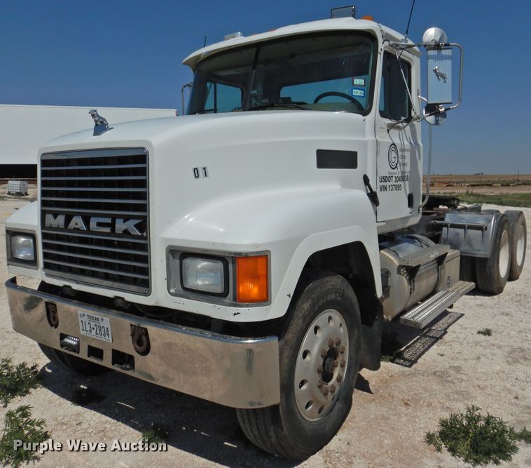 image for item GN9928 2001 Mack CH613  semi truck