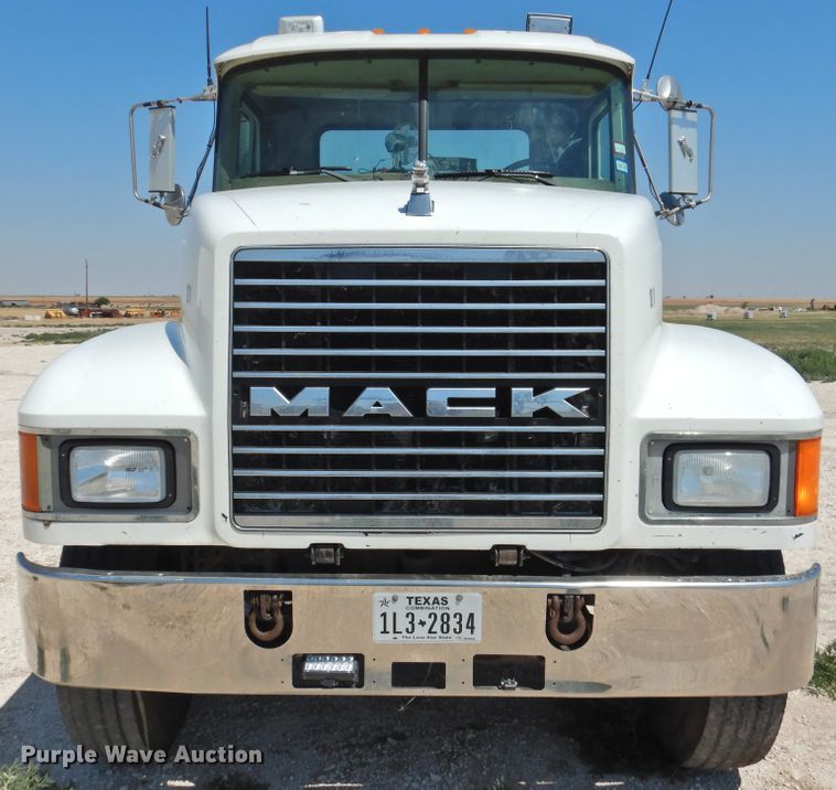 image for item GN9928 2001 Mack CH613  semi truck
