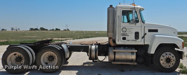 image for item GN9928 2001 Mack CH613  semi truck
